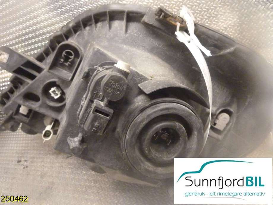 Frontlykt høyre halogen til Opel Vivaro A 2006-2014  (OPEL|91165720|93859830|)
