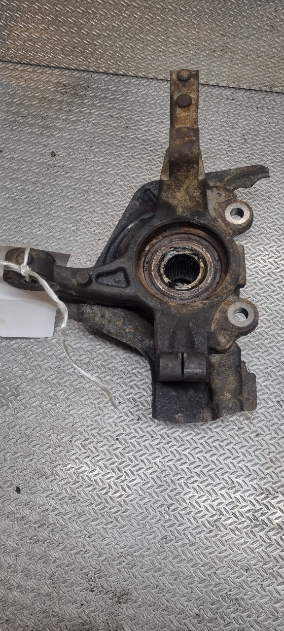 Hjulspindel venstre foran til Opel Combo C, 2002-2011  (OPEL|95516356)
