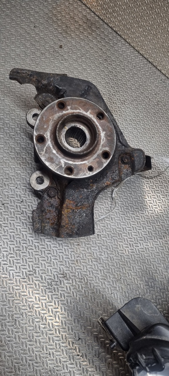 Hjulspindel venstre foran til Opel Combo C 2002-2011 (OPEL|95516356|)