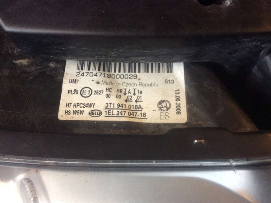 Frontlykt høyre halogen til Škoda Superb 2008-2015 (Type II)  (SKODA|3T1 941 018 D|3T1941018D|3T1941018A)