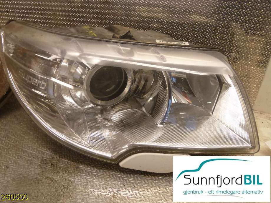 Frontlykt høyre halogen til Škoda Superb 2008-2015 (Type II)  (SKODA|3T1 941 018 D|3T1941018D|3T1941018A)