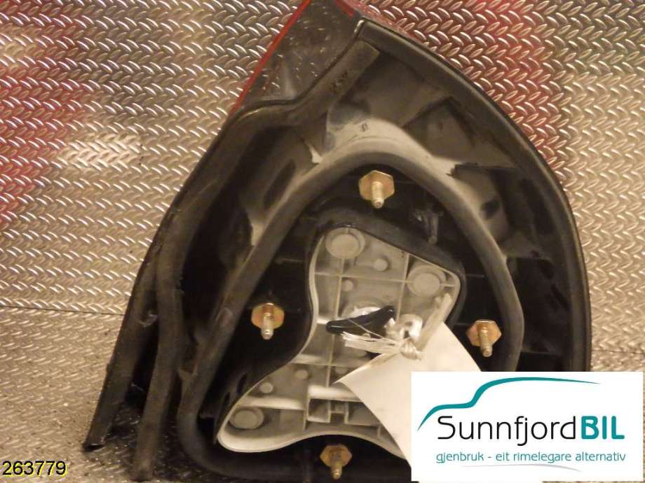 Baklykt venstre til Mitsubishi Carisma 1999-2004 (Fase 2)  (MITSUBISHI||MB944543)