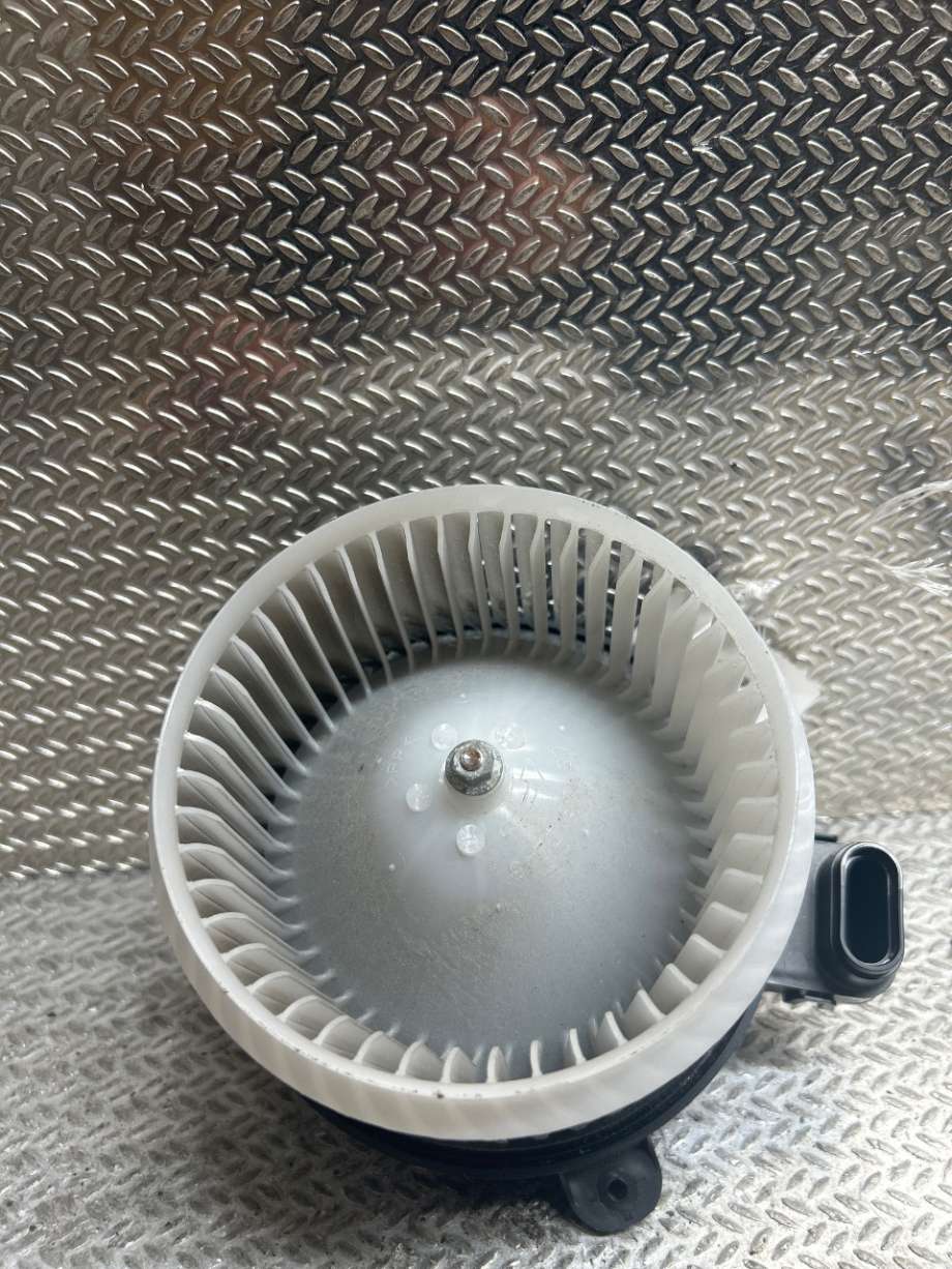 Varmeapparat motor til Suzuki Swift, 2017-->>  (SUZUKI|7415052RA0)