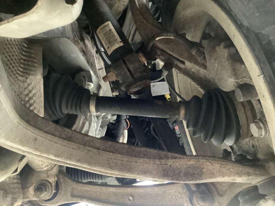 Drivaksel høyre foran til Audi A4, 2007-2014 (Type IV) (B8) (B8) (AUDI|8K0 407 271 AJ)