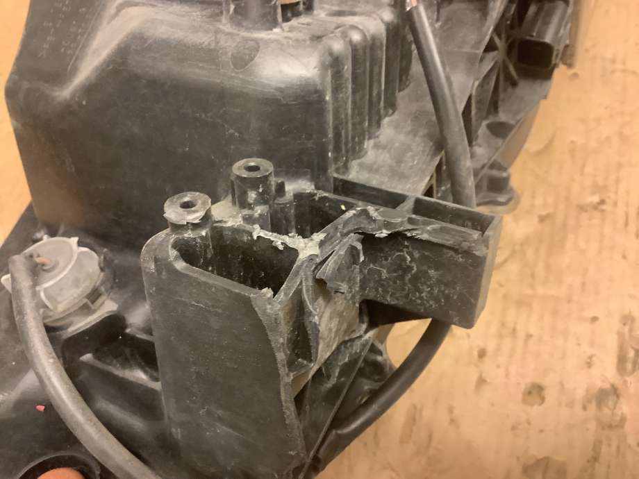 Frontlykt høyre xenon til Mitsubishi ASX 2010-2019  (MITSUBISHI|8301B592|)