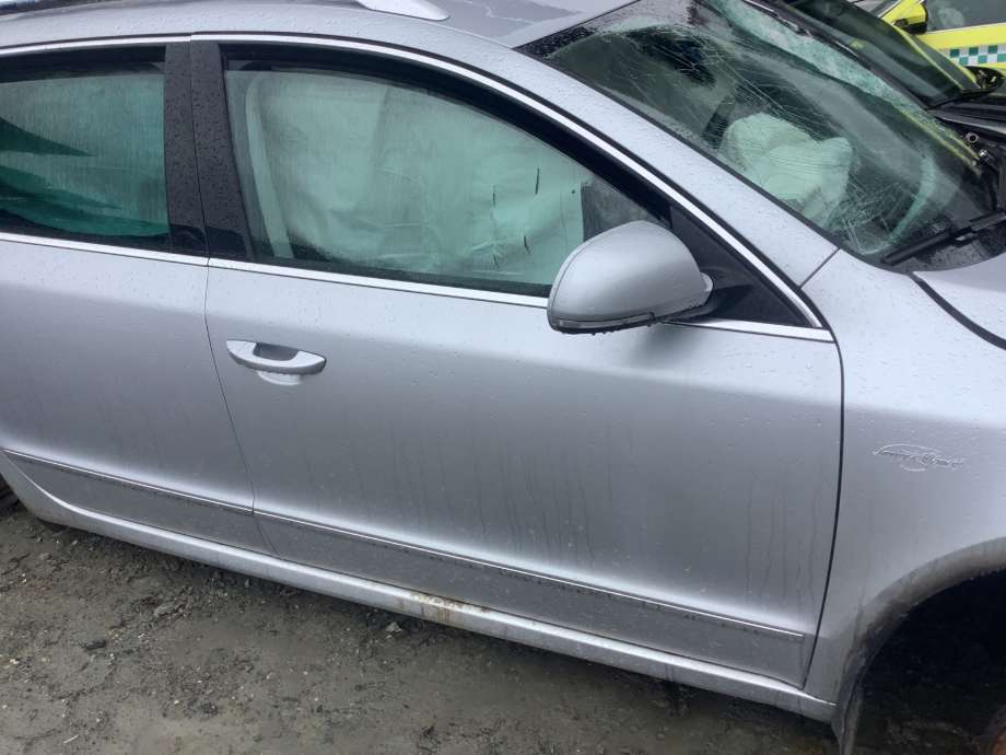 Dør høyre foran til Škoda Superb, 2008-2015 (Type II)  (SKODA|3T0831056)