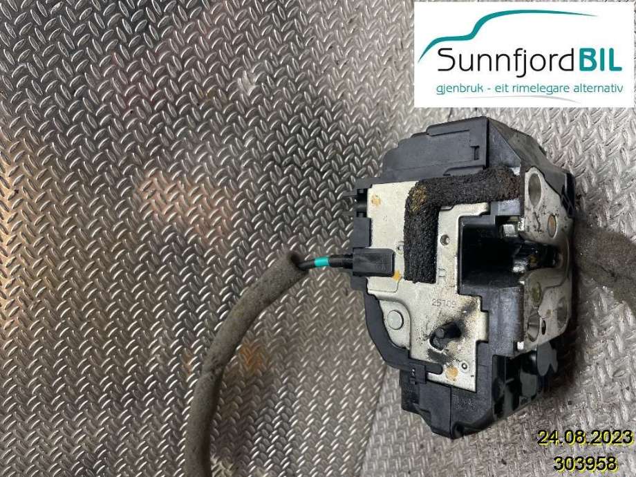 Låsekasse høyre til Nissan Qashqai 2007-2010 (Type I, Fase 1)  (NISSAN|82500JD900|82500JD90B|)