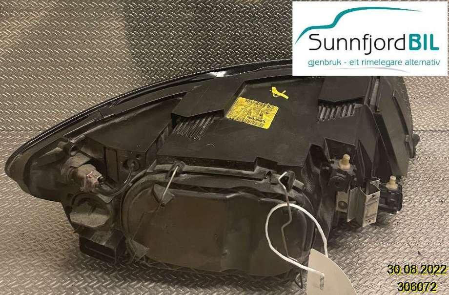 Frontlykt venstre halogen til Volvo V50 2004-2007 (Fase 1)  (30698885|0301198203|)