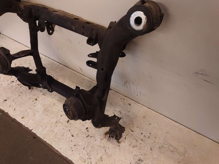 Travers foran hoved til Mercedes ML 2005-2011 (W164) (W164) (MERCEDES|A1643300058|A 164 330 00 58|)