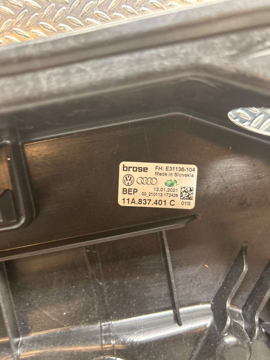 Ruteheis til VW ID.4 2020-->>  (11A 837 461 C||11A837401C)