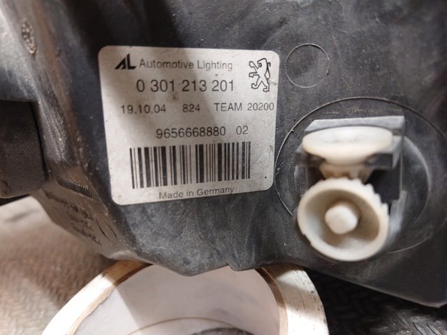 Frontlykt venstre halogen til Peugeot 407 2004-2010 (PEUGEOT|6208 90||0 301 213 201)