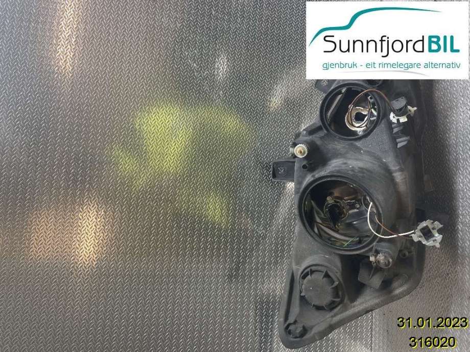 Frontlykt venstre halogen til Mercedes Vito/Viano 2010-2014 (Fase 2) (W639) (W639) (MERCEDES|A6398201861|)