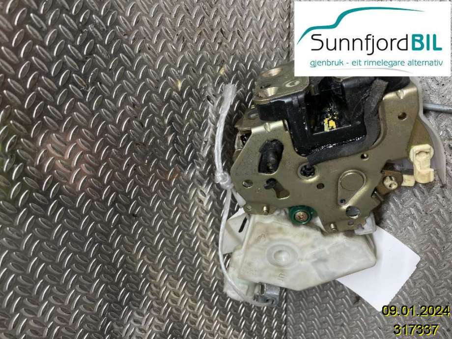 Låsekasse venstre til Nissan X-Trail 2002-2007 (T30) (T30) (NISSAN|82503AA210||80553AA300)