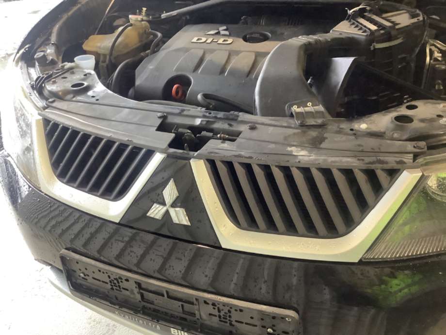 Grill til Mitsubishi Outlander, 2007-2010 (Type II, Fase 1)  (MITSUBISHI|7450A037ZZ)
