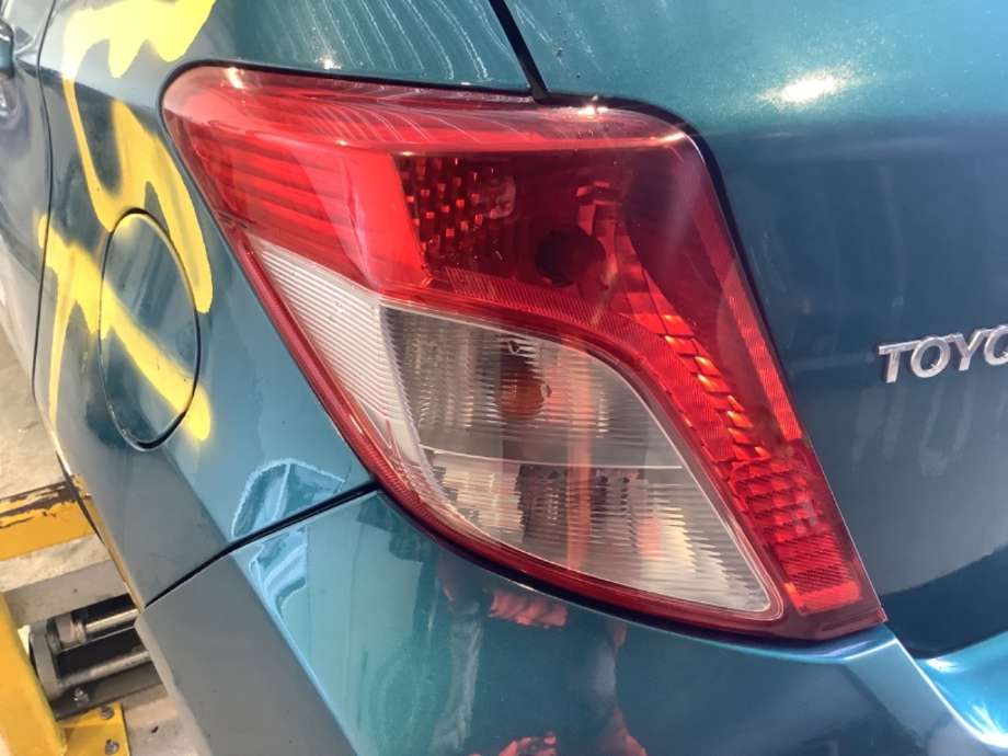 Baklykt venstre til Toyota Yaris, 2012-2014 (Type III, Fase 1)  (TOYOTA|)
