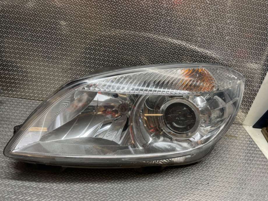 Frontlykt venstre halogen til Škoda Roomster, 2010-2015 (Fase 2) (SKODA|5J1941017D)