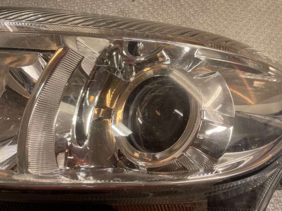 Frontlykt venstre halogen til Škoda Roomster 2010-2015 (Fase 2)  (SKODA|5J1941017D|)
