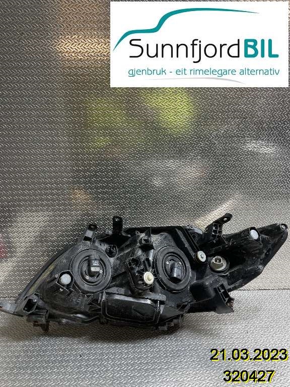 Frontlykt høyre halogen til Toyota Corolla 2007-2013  (TOYOTA|8113012A60|)