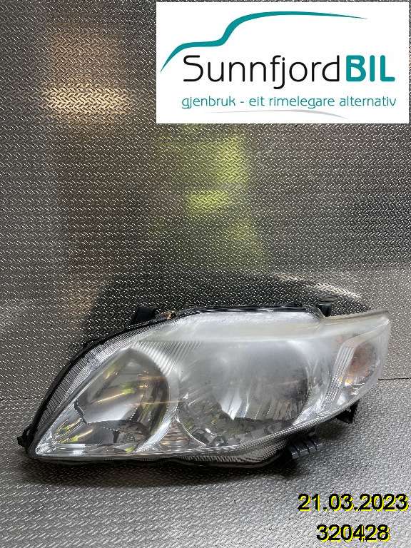Frontlykt venstre halogen til Toyota Corolla 2007-2013  (TOYOTA|8117012A60|)