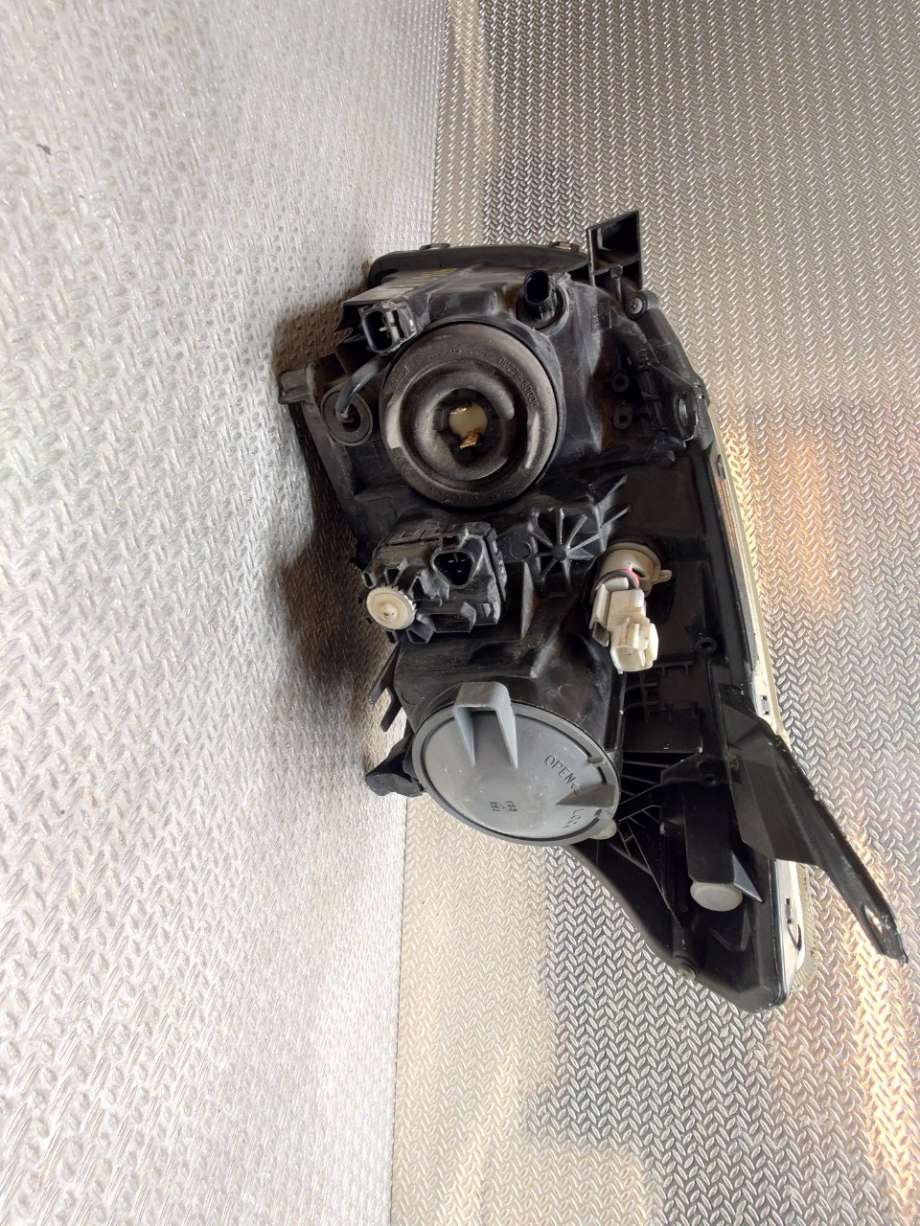 Frontlykt høyre halogen til Toyota Avensis 2003-2008 (Type II)  (TOYOTA|8113005240|)