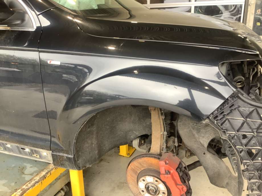 Skjerm høyre foran til Audi Q7, 2006-2010 (Type I, Fase 1)  (AUDI|4L0 821 102)