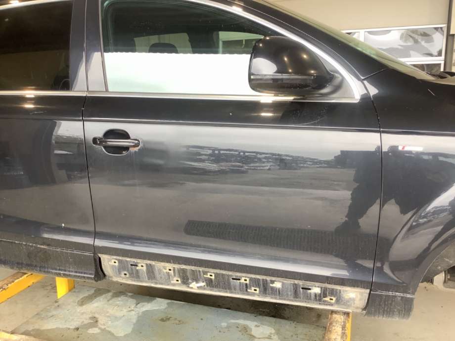 Dør høyre foran til Audi Q7, 2006-2010 (Type I, Fase 1)  (AUDI|4L0831052A)
