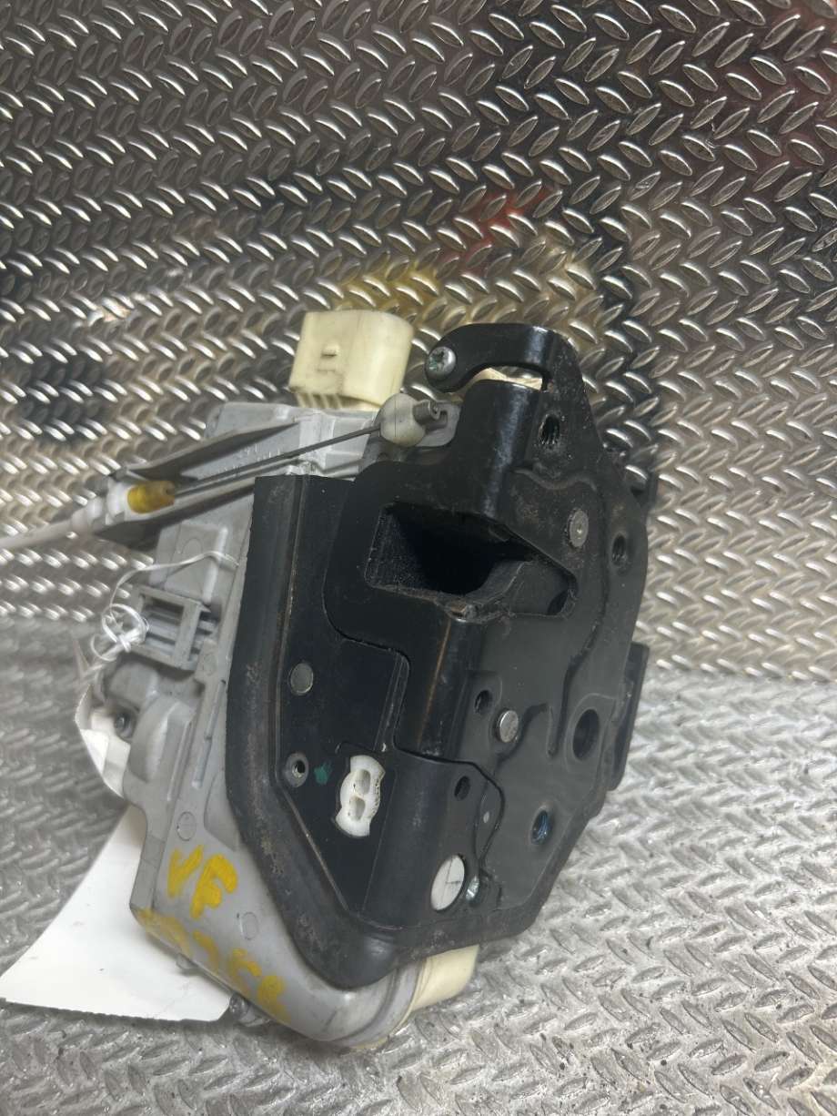Låsekasse høyre til Audi Q7 2006-2010 (Type I, Fase 1)  (AUDI|8J1837015A|8J1 837 015 A|3C1837015A)