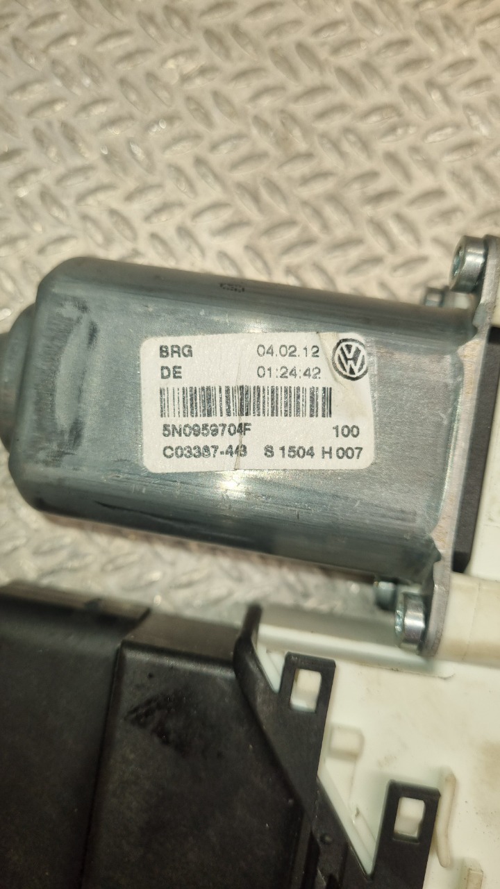 Ruteheis høyre til VW Tiguan 2011-2016 (Type I, Fase 2)  (VOLKSWAGEN|5N0 959 704 F|5N0959704F|)