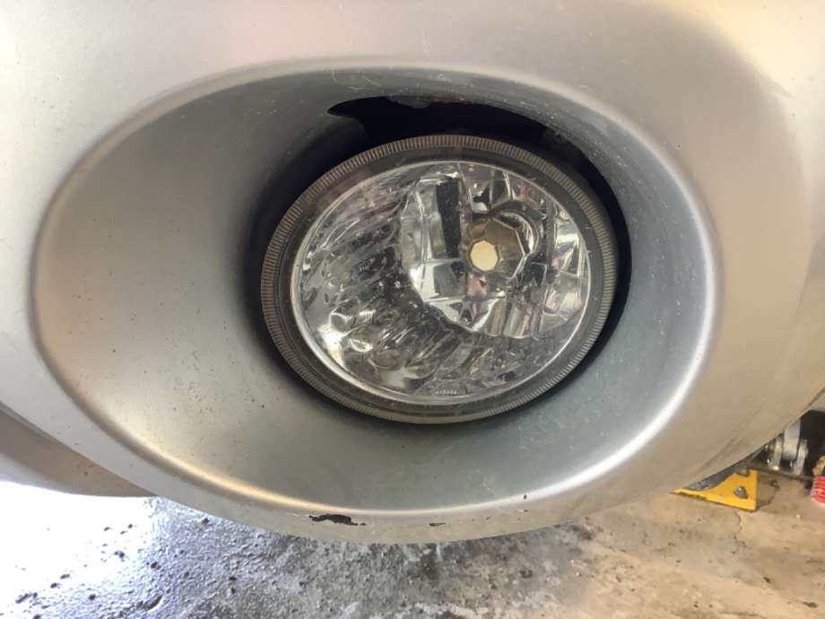 Tåkelykt venstre foran til Subaru Forester, 2002-2005 (Type II, Fase 1) (SUBARU|84501SA110)
