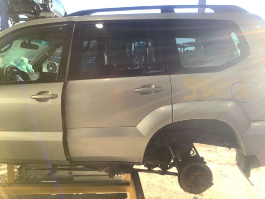 Dør venstre bak til Toyota Land Cruiser 120, 2002-2009  (TOYOTA|6711460200)