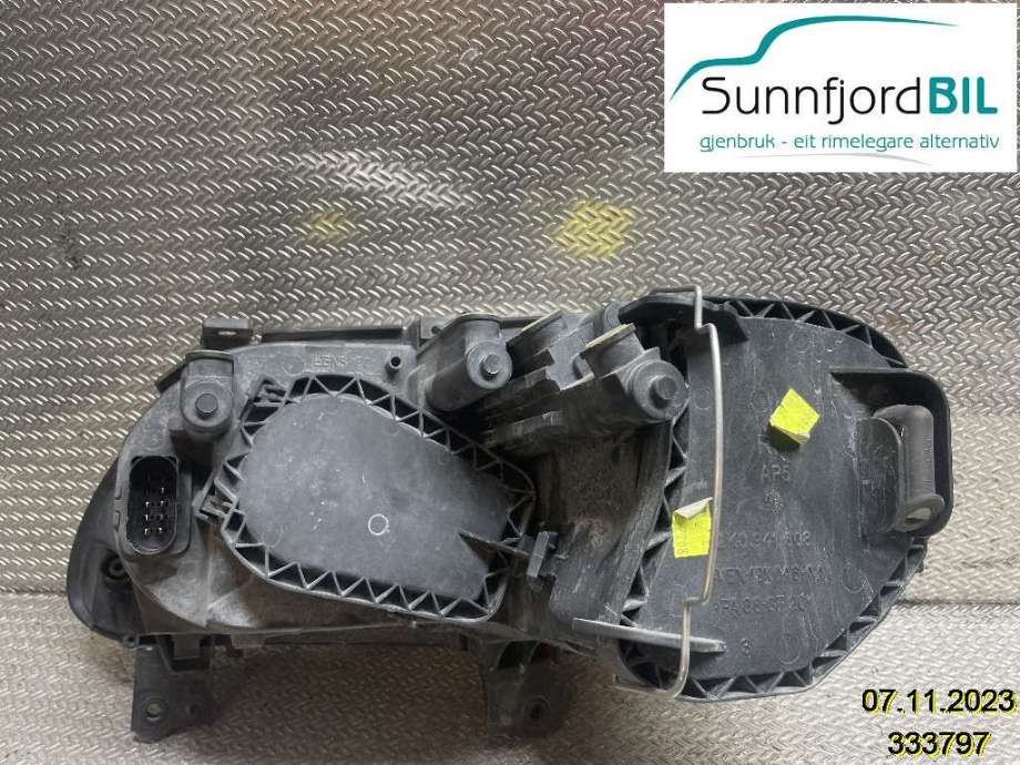 Frontlykt høyre halogen til VW Caddy 2004-2010 (Type III, Fase 1)  (VOLKSWAGEN|2K0941006D|2K0941006B|)