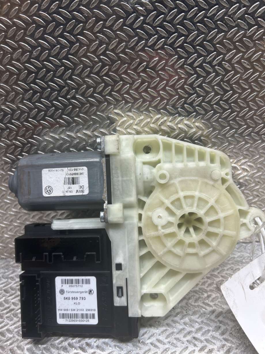 Ruteheis venstre til VW Golf VI 2008-2012  (VOLKSWAGEN|5K0959701E|5K0959793|5K0959701D)