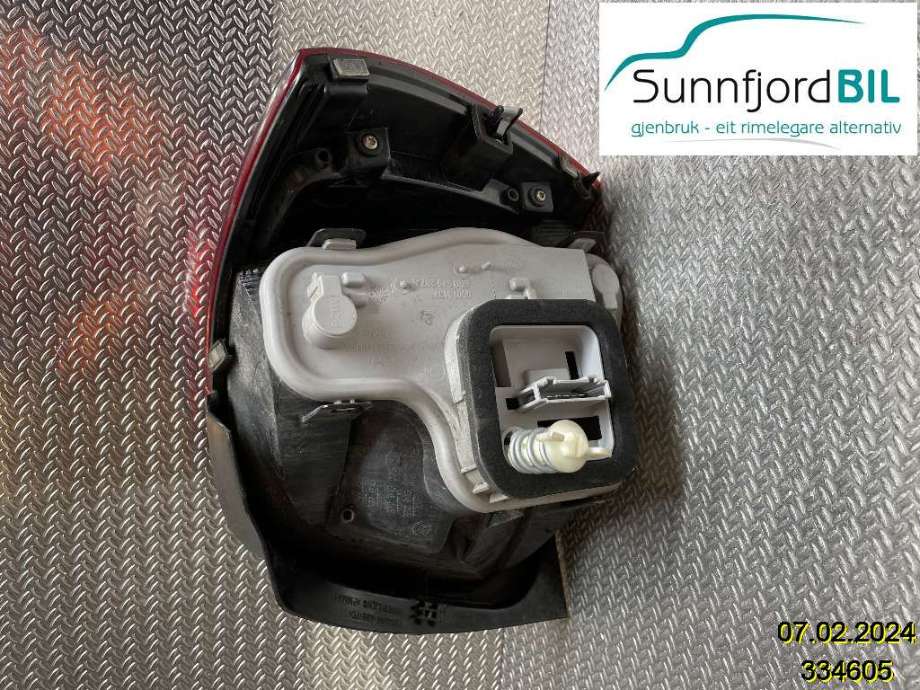 Baklykt venstre til VW Polo 2009-2014 (Type V, Fase 1)  (VOLKSWAGEN|6R0945095AH|6R0 945 095 AH|)