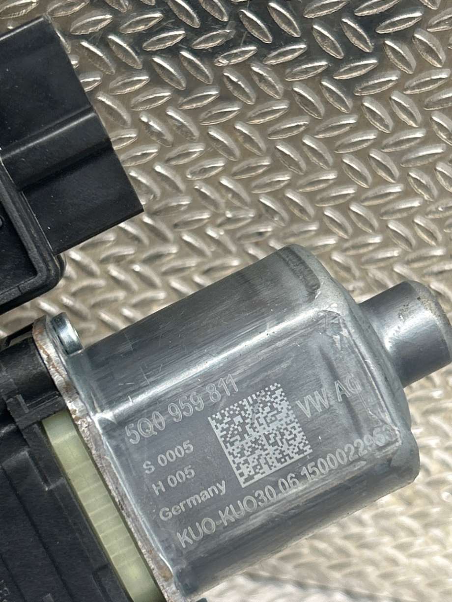 Ruteheis venstre til VW e-Golf 2014-2017 (Fase 1)  (VOLKSWAGEN|5Q0959407|0130822695)
