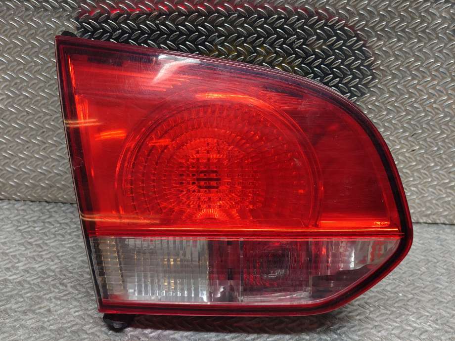 Baklykt venstre indre til VW Golf VI 2008-2012  (VOLKSWAGEN|5K0945093G|5K0 945 093 G|5K0.945.093.G)