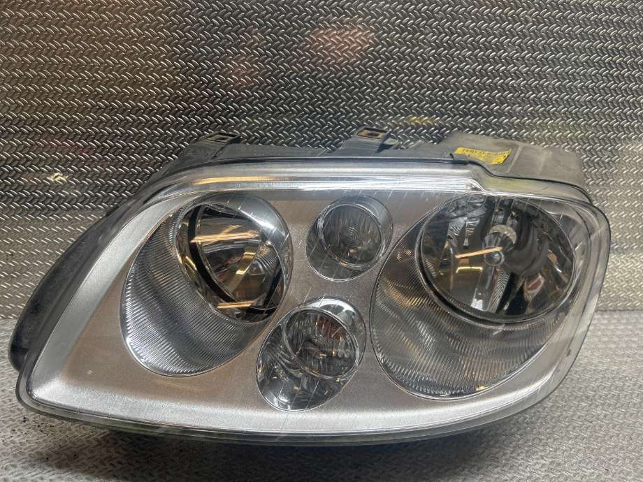 Frontlykt venstre halogen til VW Touran 2003-2006 (Type I, Fase 1)  (VOLKSWAGEN|1T0941005R|0301205201|1T0941005F)