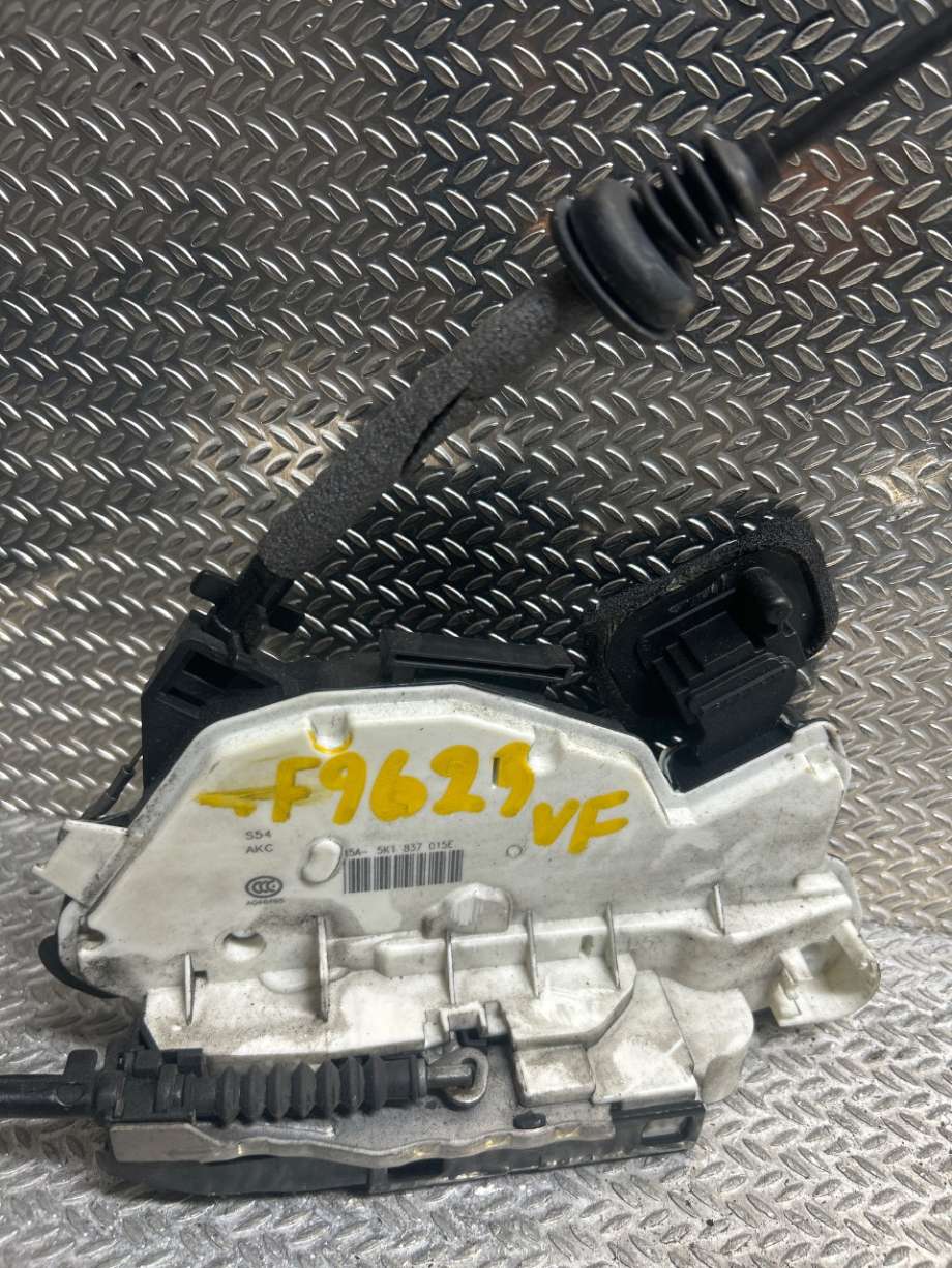 Låsekasse venstre til VW Caddy, 2015-2020 (Type III, Fase 3)  (VOLKSWAGEN|5K1837015J)