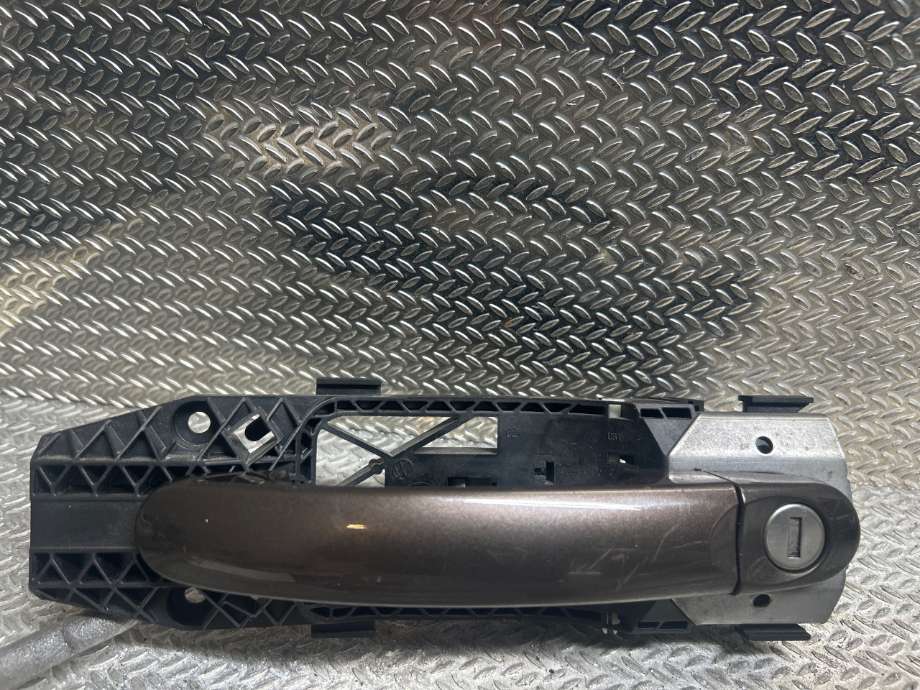 Dørhåndtak utv venstre foran til VW Caddy, 2015-2020 (Type III, Fase 3)  (VOLKSWAGEN|5N0837885H)