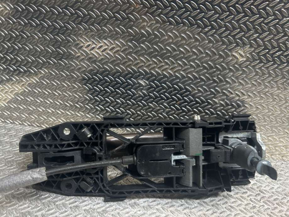 Dørhåndtak utv venstre foran til VW Caddy 2015-2020 (Type III, Fase 3)  (VOLKSWAGEN|5N0837885H|2K5837205|)