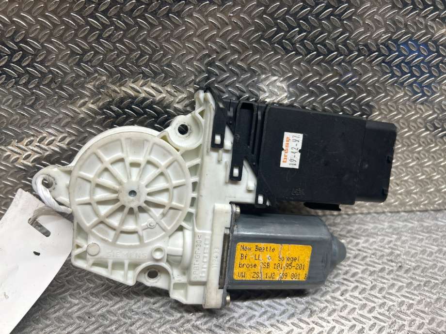 Ruteheis høyre til VW Beetle 1998-2010 (Type I)  (VOLKSWAGEN|1J2959801D|1J2 959 801 D)