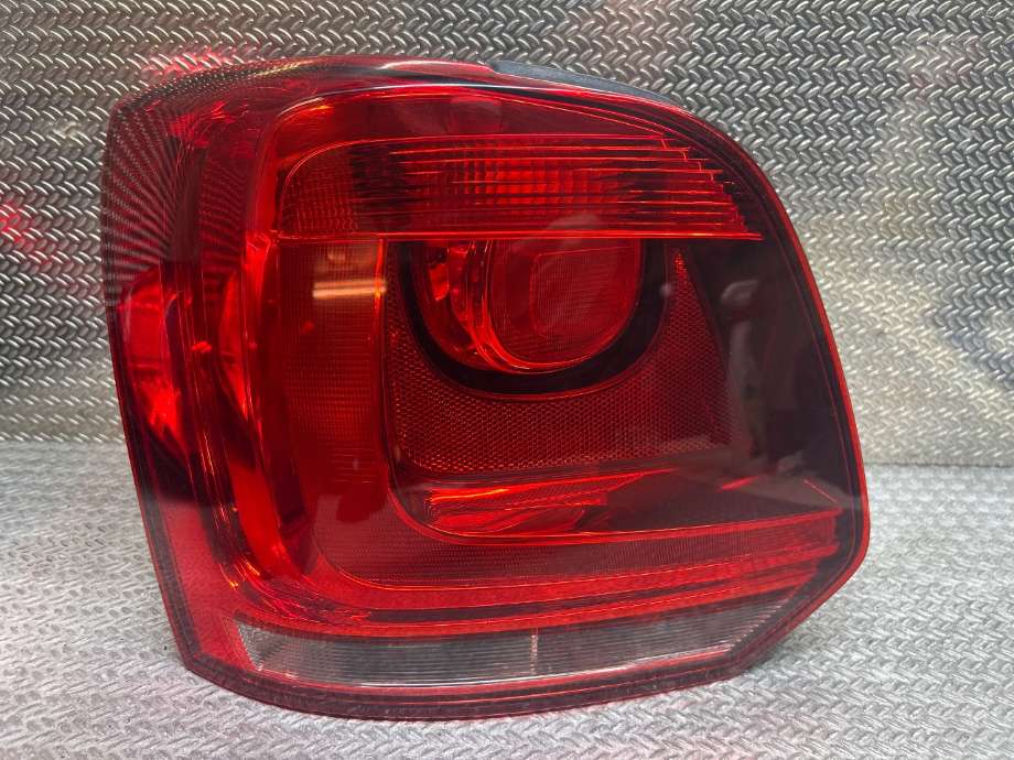 Baklykt venstre til VW Polo 2009-2014 (Type V, Fase 1)  (VOLKSWAGEN|6R0945095AH|6R0 945 095 AH|)
