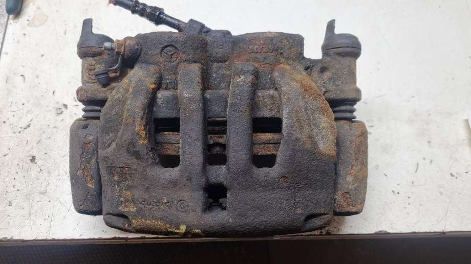 Bremsecaliper venstre foran til Mercedes Vito, 2014-->> (W447) (W447) (MERCEDES|A 004 420 53 83)