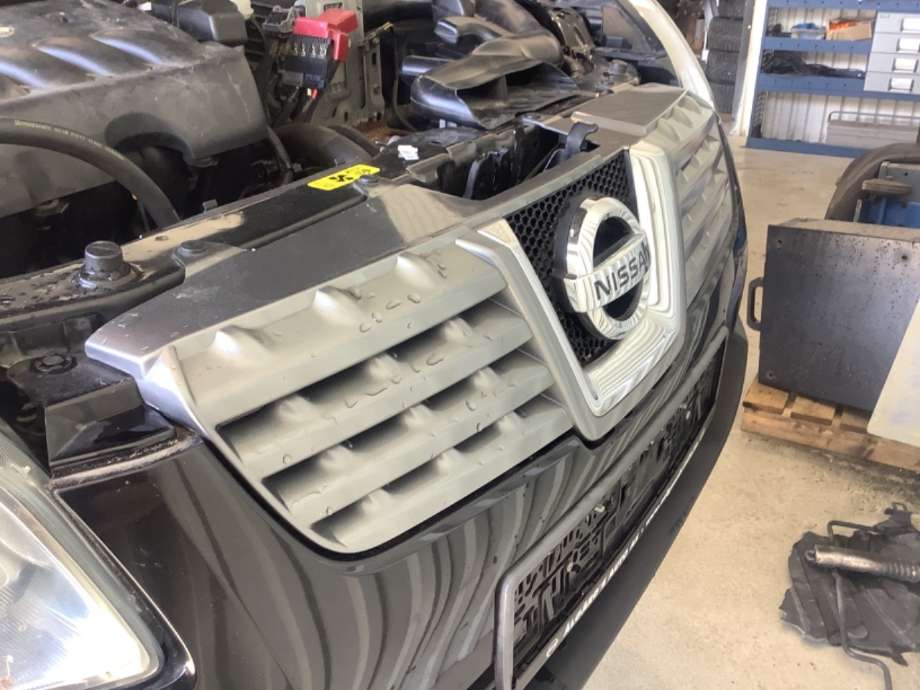 Grill til Nissan Qashqai, 2007-2010 (Type I, Fase 1)  (NISSAN|62310JD00D)