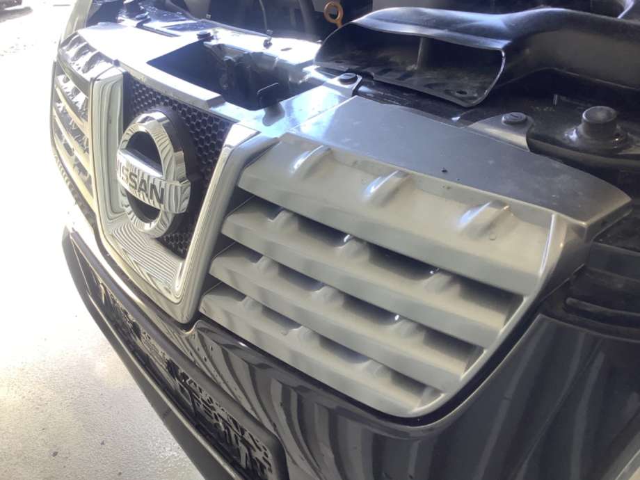 Grill til Nissan Qashqai 2007-2010 (Type I, Fase 1)  (NISSAN|62310JD00D|)