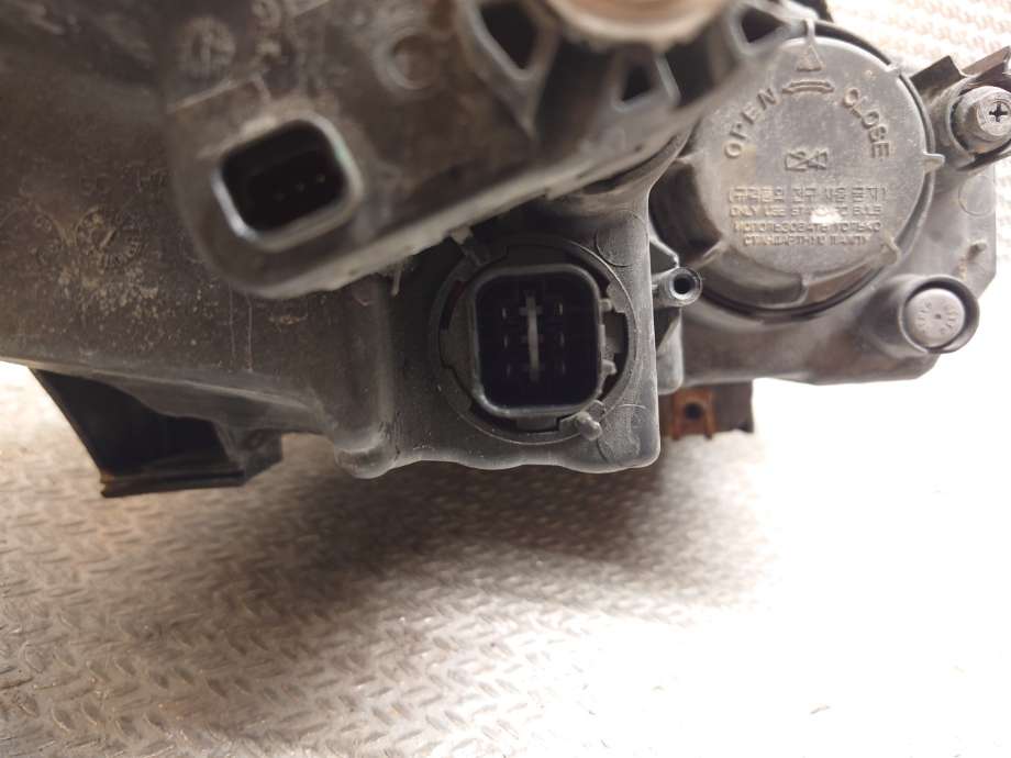 Frontlykt venstre halogen til Hyundai Ix35 2010-2015  (HYUNDAI|921011Y011|92101 1Y011|)