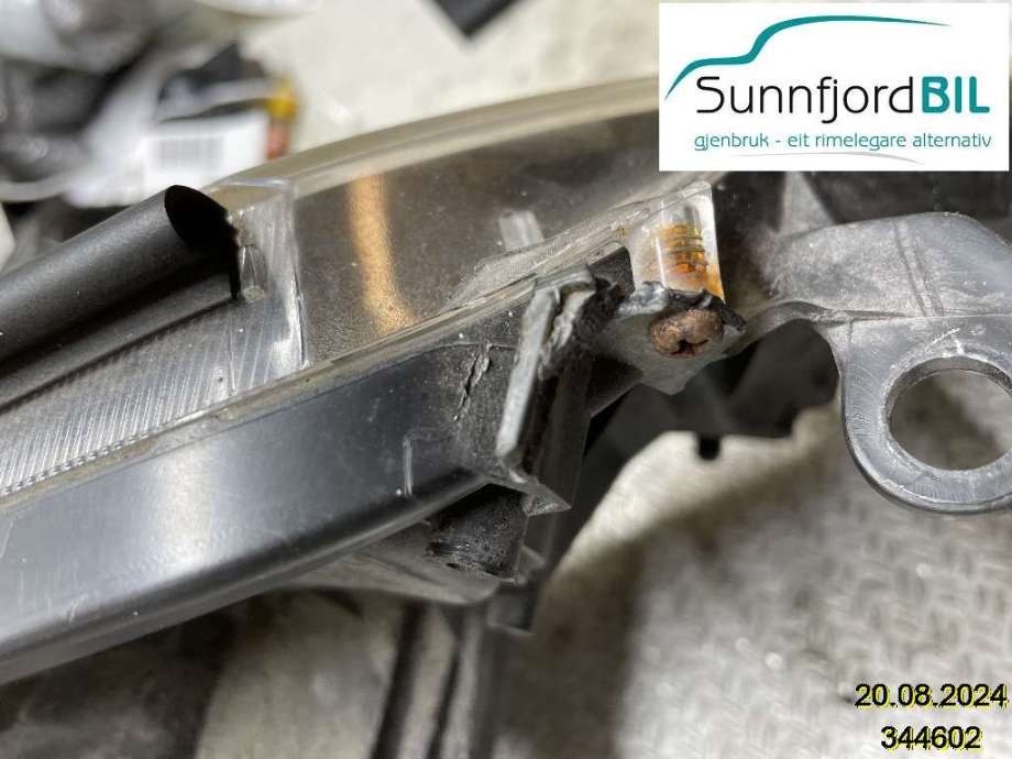 Frontlykt venstre xenon til Toyota RAV4 2013-2015 (Type IV, Fase 1)  (TOYOTA|8117042542|)