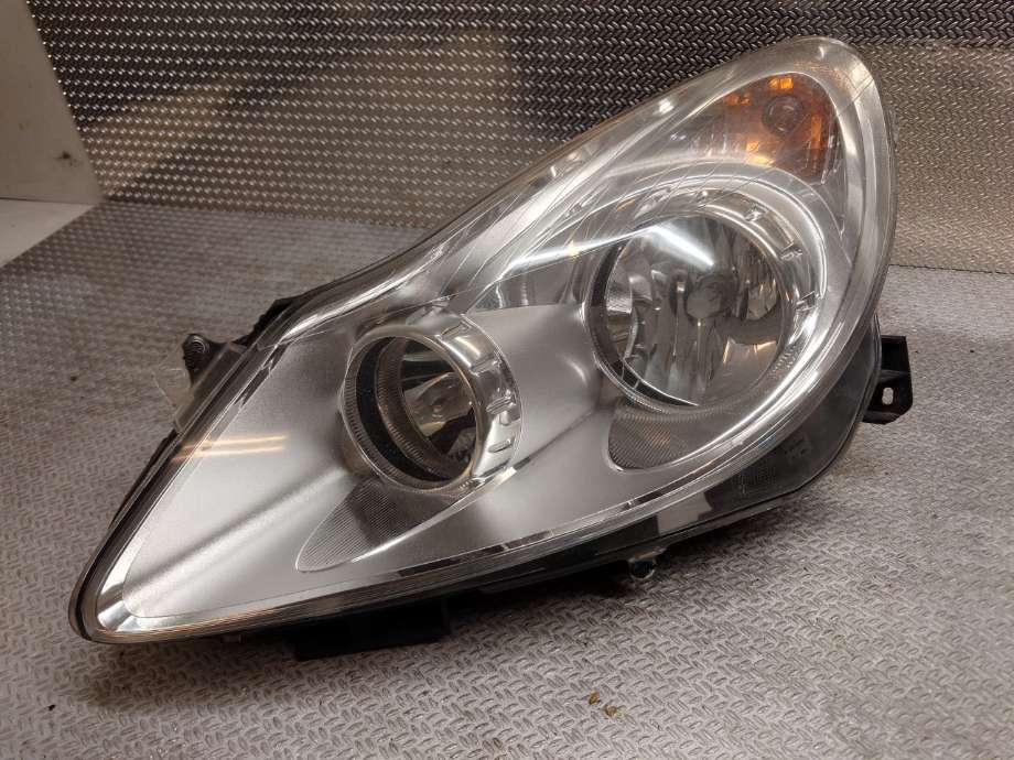 Frontlykt venstre halogen til Opel Corsa D, 2006-2014  (OPEL|93189357)