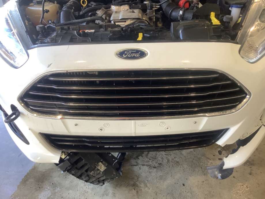 Grill til Ford Fiesta, 2013-2017 (Type VI, Fase 2)  (FORD|)