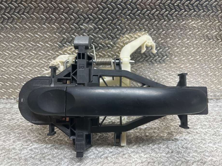 Dørhåndtak utv høyre bak til VW Caddy, 2015-2020 (Type III, Fase 3)  (VOLKSWAGEN|2K5843352B)