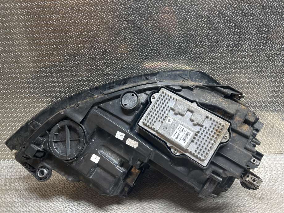Frontlykt venstre halogen til VW e-Golf 2014-2017 (Fase 1) (VOLKSWAGEN|5GE941773|5GE 941 773|5GE941035)